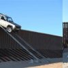 国境のフェンス上に四輪駆動車？！麻薬運搬失敗か。
