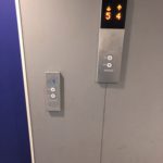 一軒家の人はエレベーターの障害者用ボタンの意味がわかってない人が多い。